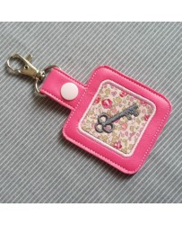Porte Clefs carré mini motif clef en tout dans le cadre