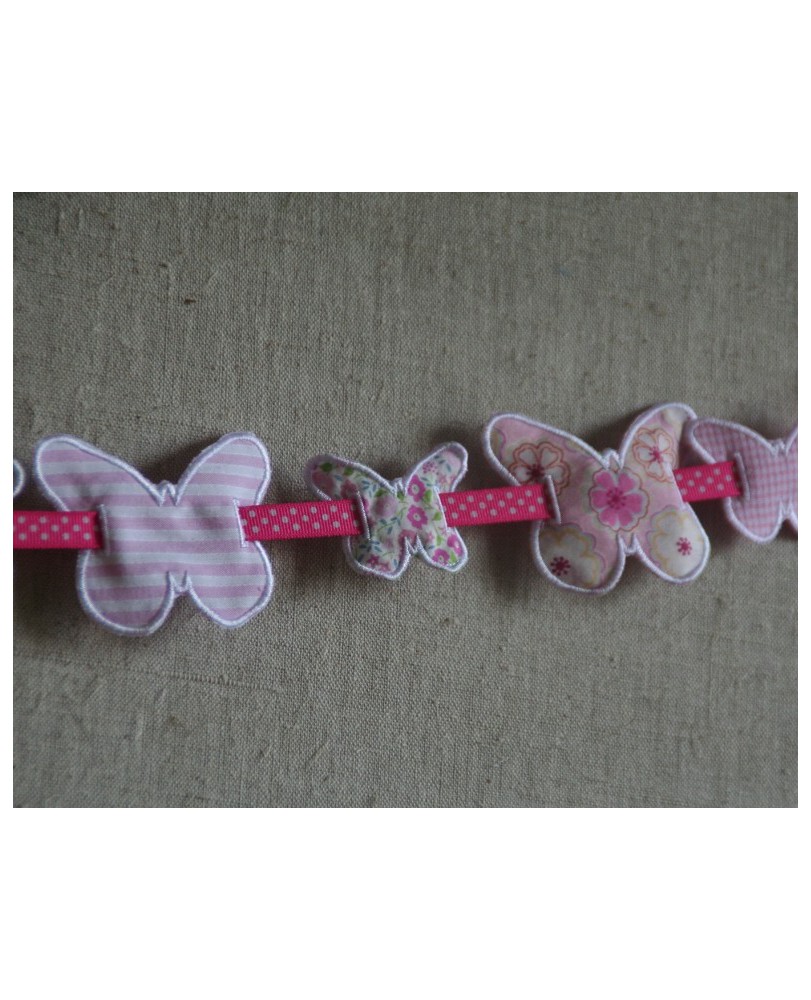 Guirlande de papillons en tout dans le cadre