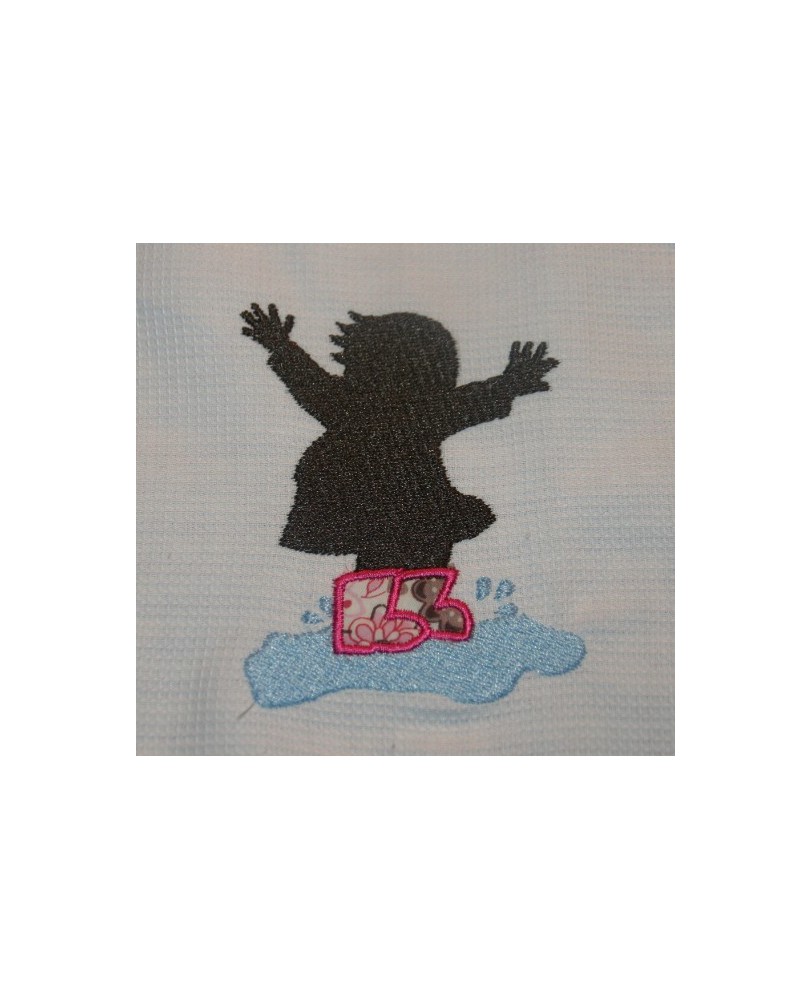 Fillette dans la flaque d'eau ombre et appliqué