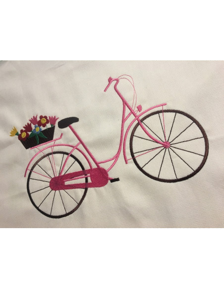 Vélo de ville et son panier fleuri