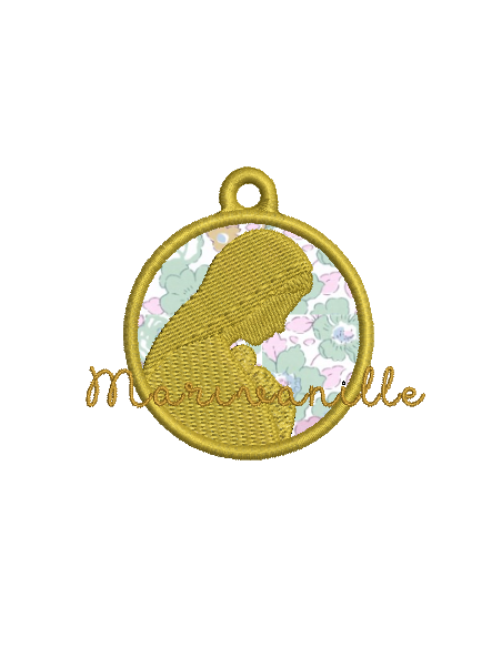 Porte clés en appliqué avec Vierge brodée