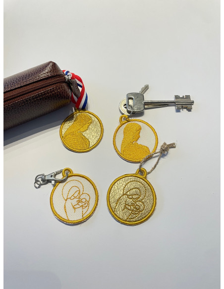 Porte clés en appliqué avec Vierge brodée