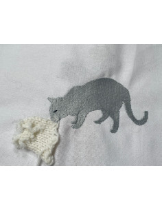 Chat qui tient un doudou 2