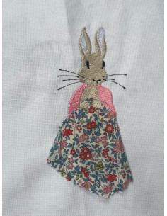 Lapin qui tient un doudou 2